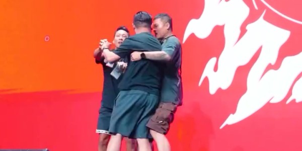 詹姆斯中国行幕后：球迷冲台遭劝阻 巨星报以苦笑